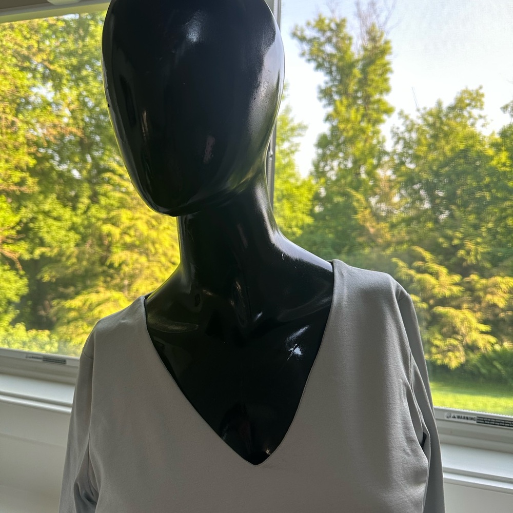 designer A’NUE LIGNE v-neck 3/4 Sleeve top Light Gray.  Small